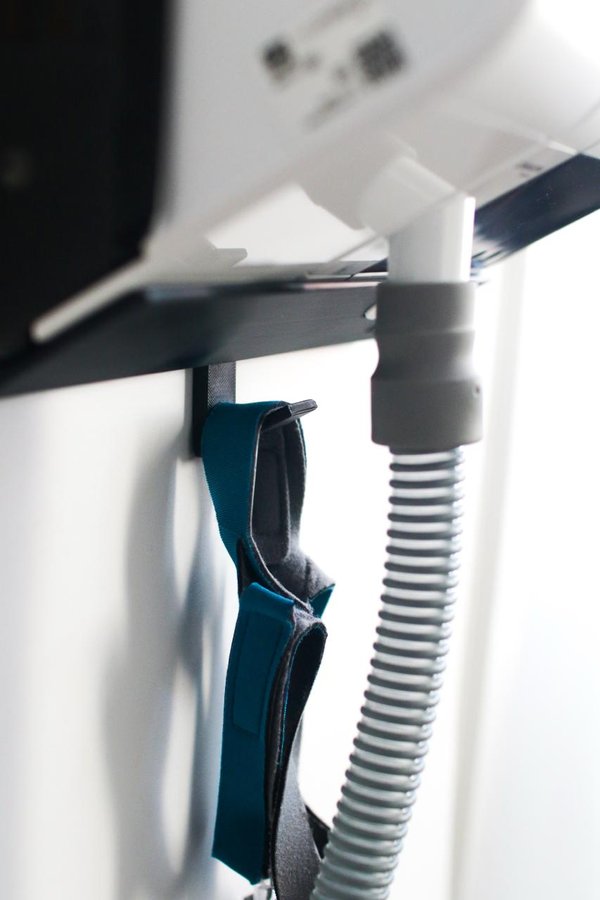 CPAP-Maskenhaken an Perch Wandhalterung - Maske und Schlauch aufgeh&auml;ngt