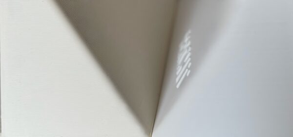 Farbabweichungen bei CPAP-Wandhalterung - fertigungsbedingte Toleranzen