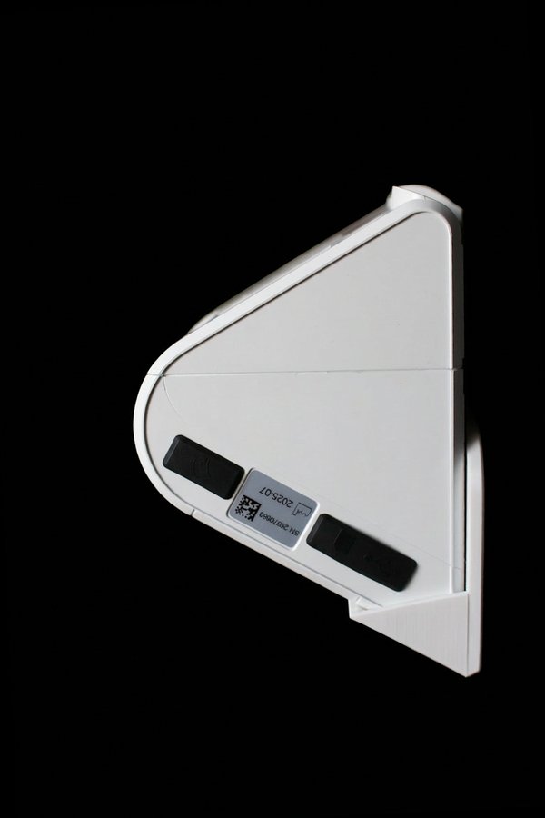 Perch Dreipunkt-Fixierung - L&ouml;wenstein prisma von unten im Klemmsystem der CPAP-Wandhalterung