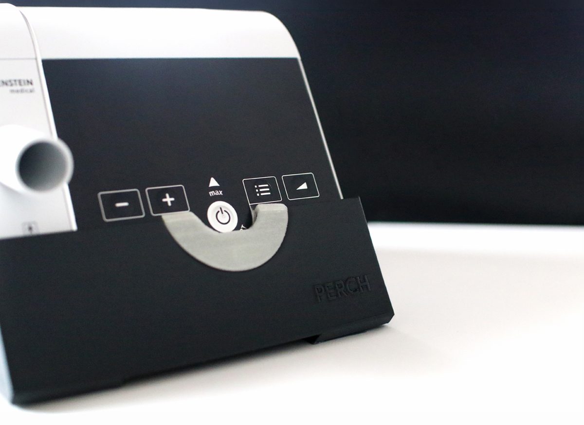 Perch Deluxe prisma Wandhalterung bei Tag - L&ouml;wenstein CPAP-Ger&auml;t montiert